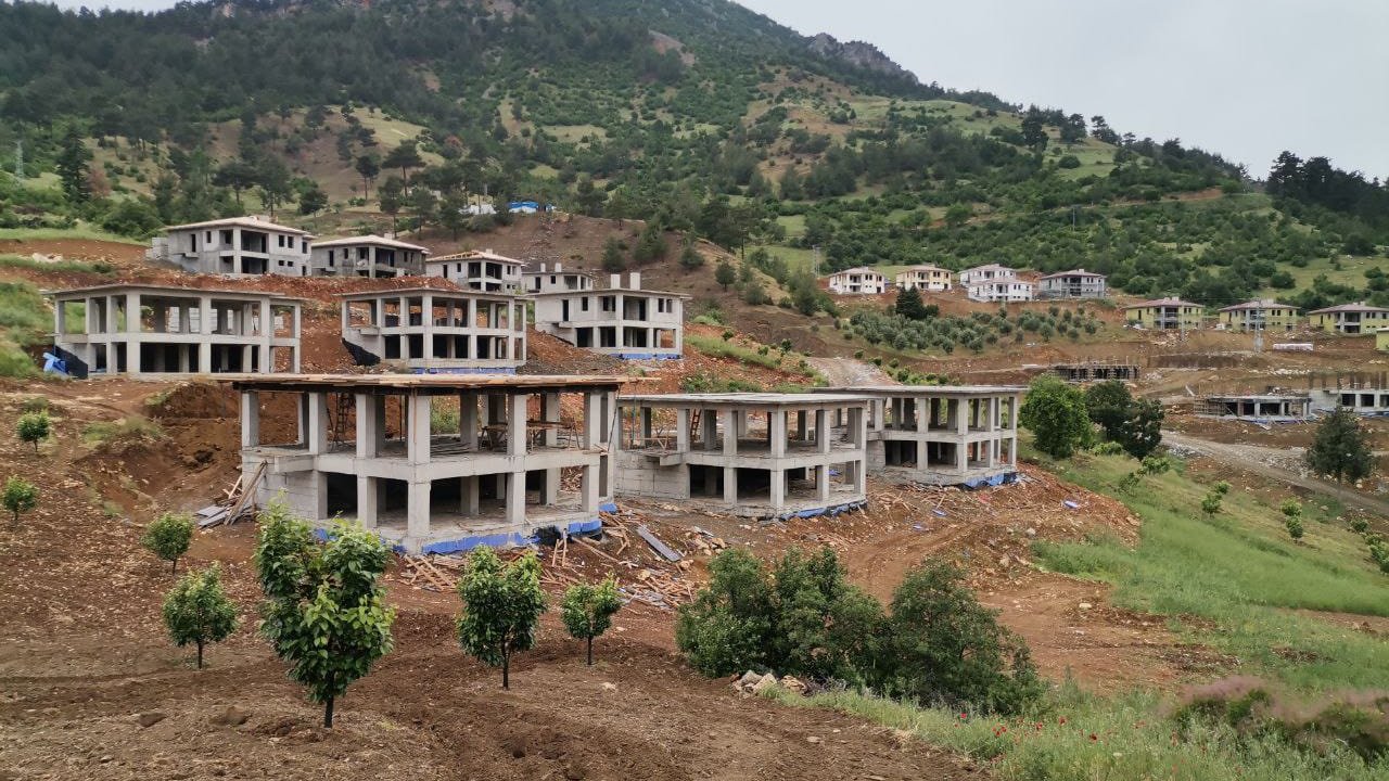 Kahramanmaraş’ta tahliye edilen köy yeni yerinde yükseliyor!