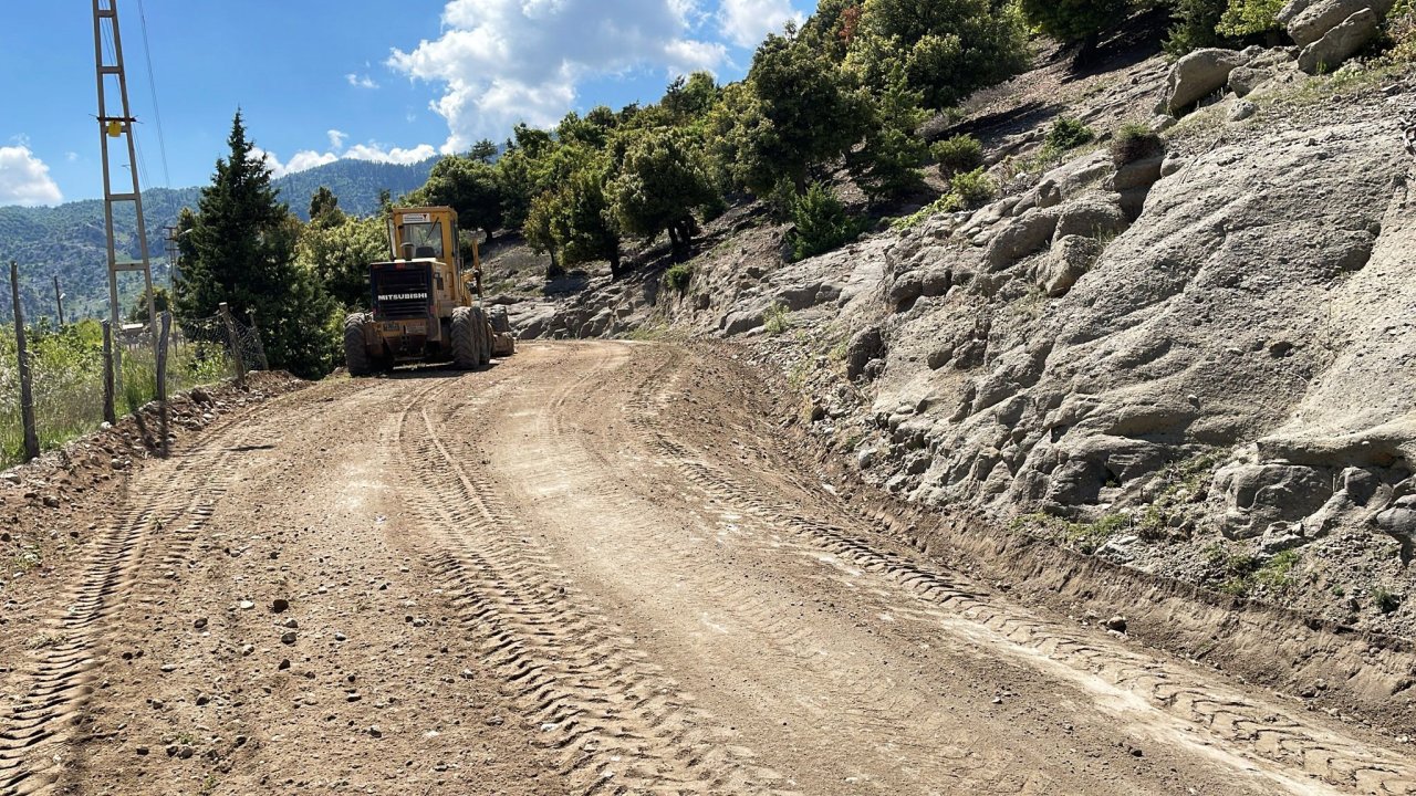 Kahramanmaraş’ta Andırın Kırsalında 21 Mahallenin Yolunu İyileştiriyor!