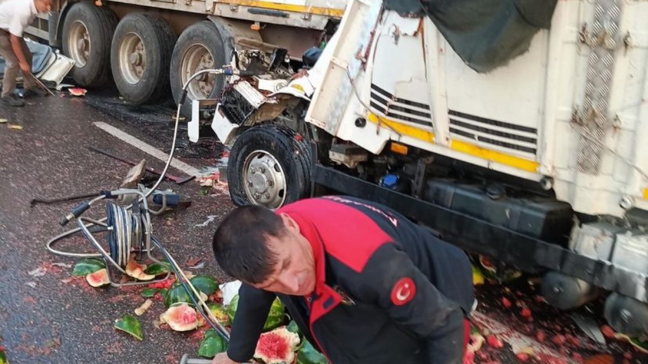 Kahramanmaraş’ta  kamyonet tıra çarptı!