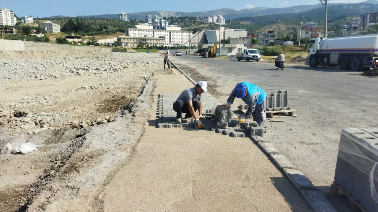 Kahramanmaraş’ta depremin yıktığı ilçede kaldırımlar bakıma alındı!