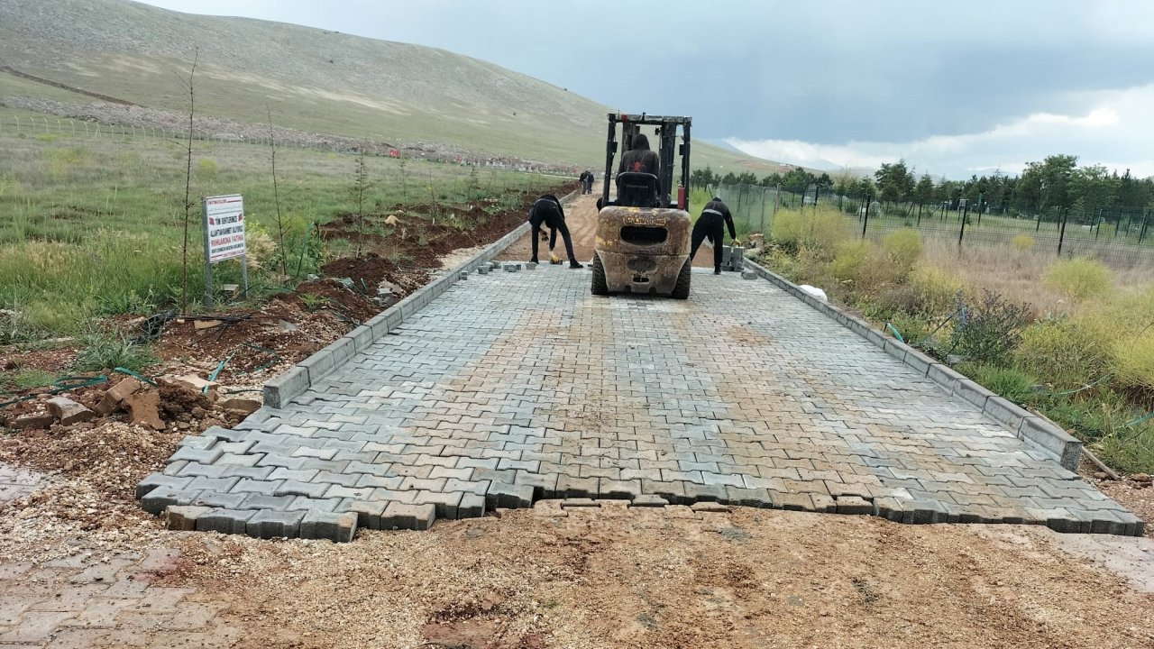 Kahramanmaraş’ta ilçe mezarlığı bakıma alındı!