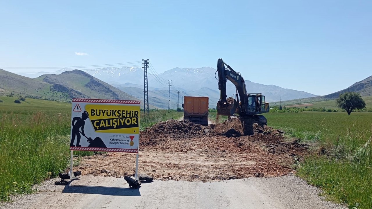 Kahramanmaraş Büyükşehir Elbistan’da Kırsal Mahalle Yollarına el attı!