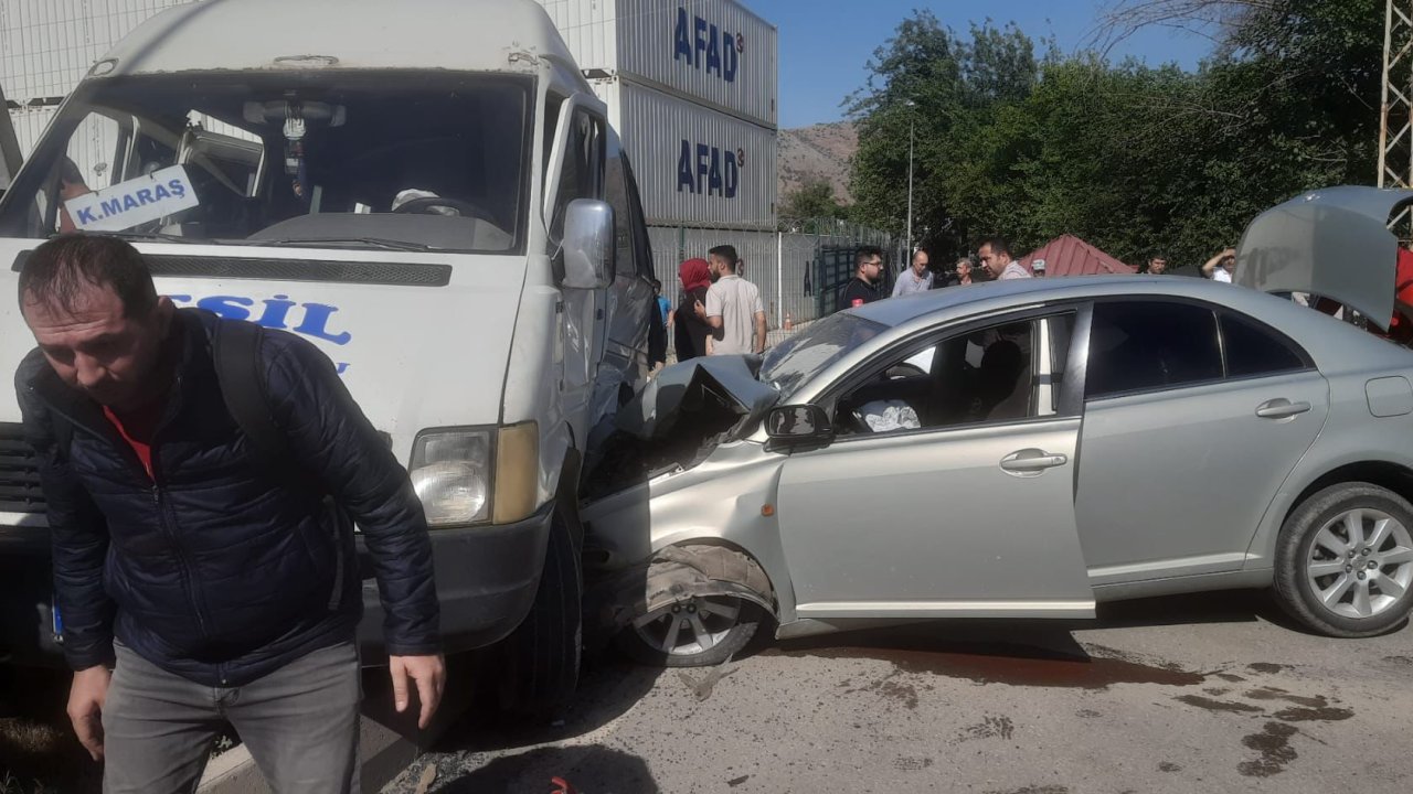 Kahramanmaraş'ta minibüs ile otomobil çarpıştı! 8 yaralı