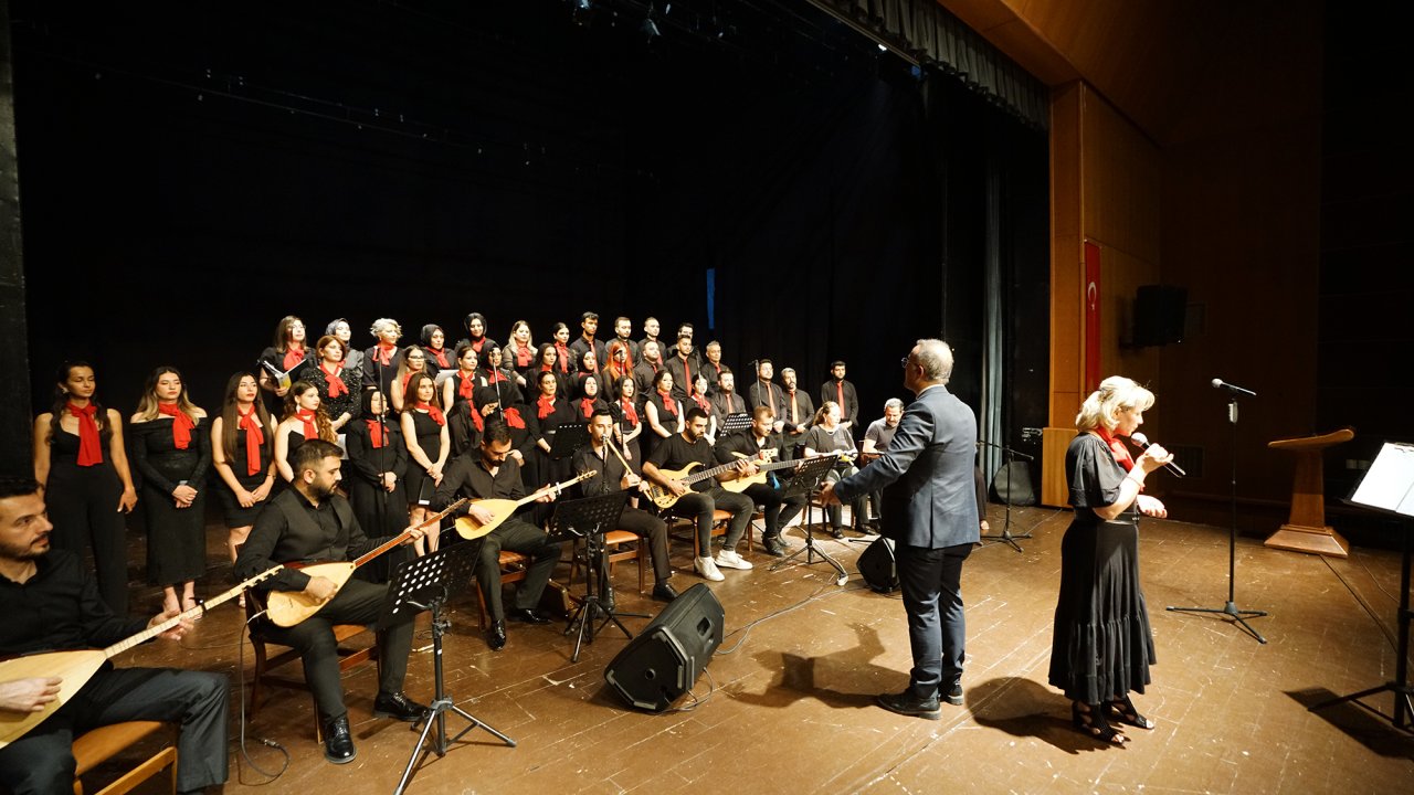 Türk Halk Müziği Korosu Söyledi, Müzikseverler Eşlik Etti