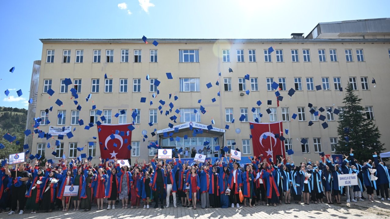 Göksun Uygulamalı Bilimler Yüksekokulu ve Göksun Meslek Yüksekokulunda Mezuniyet Coşkusu