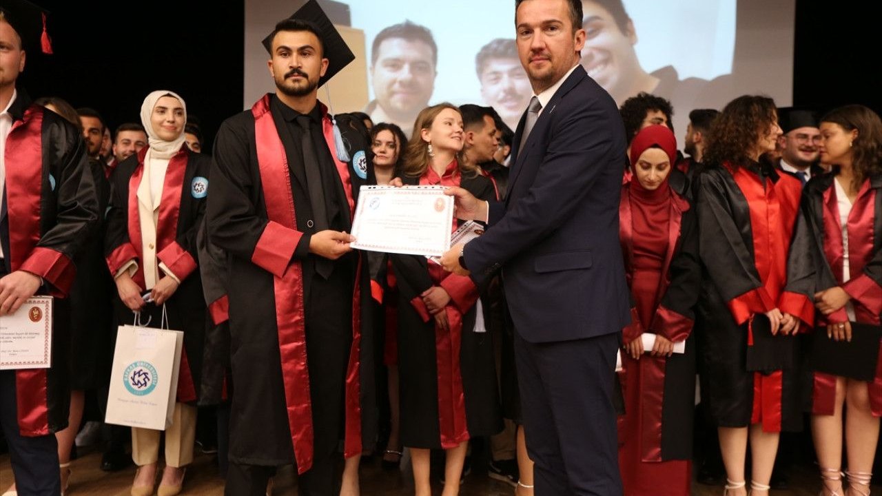 Depremde hayatını kaybeden üniversite öğrencisinin diplomasını sınıf arkadaşları aldı!