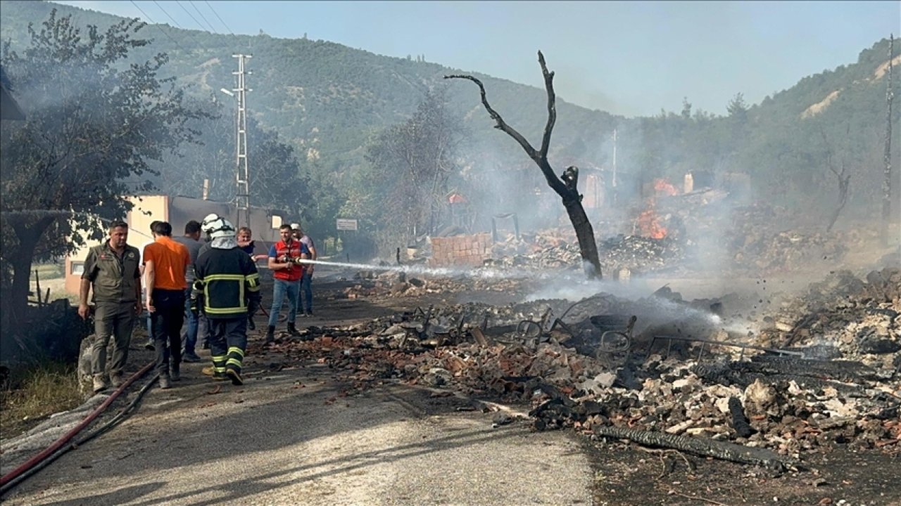 Köydeki yangın 11 evi yaktı!