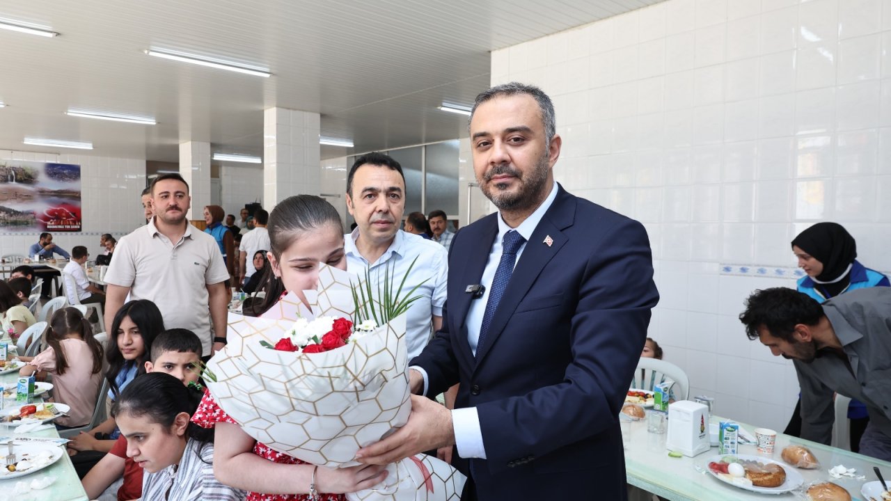 Başkan Toptaş, özel çocukların karne heyecanına ortak oldu!