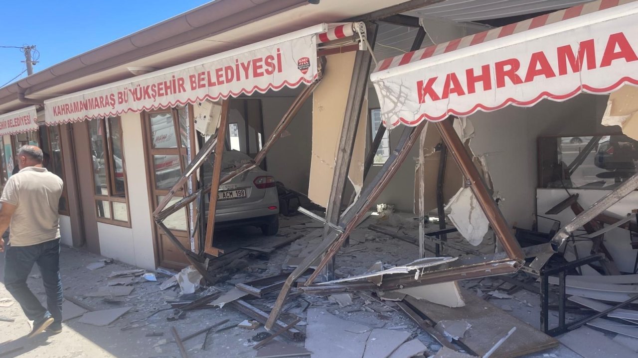 Kahramanmaraş'ta Otomobil 3 İşyerine birden daldı!