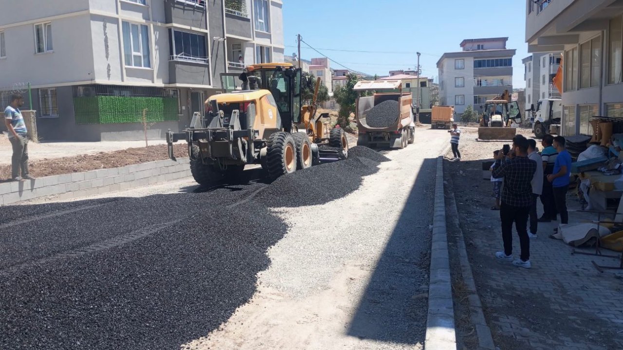 Kahramanmaraş’ta altyapısı tamamlanan mahalleye asfalt serildi!