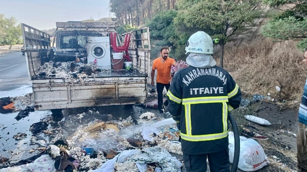 Kahramanmaraş’ta ev eşyaları taşınırken yandı!