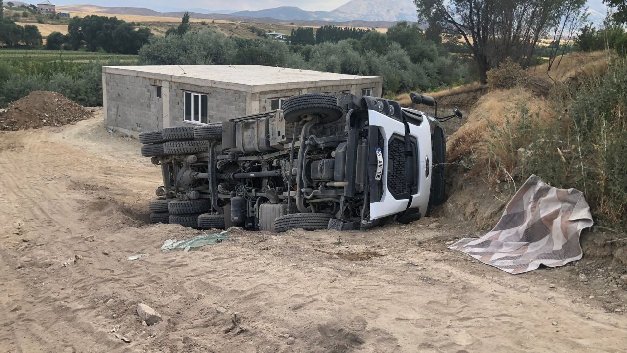 Afşin’de hafriyat kamyonu devrildi: 1 yaralı