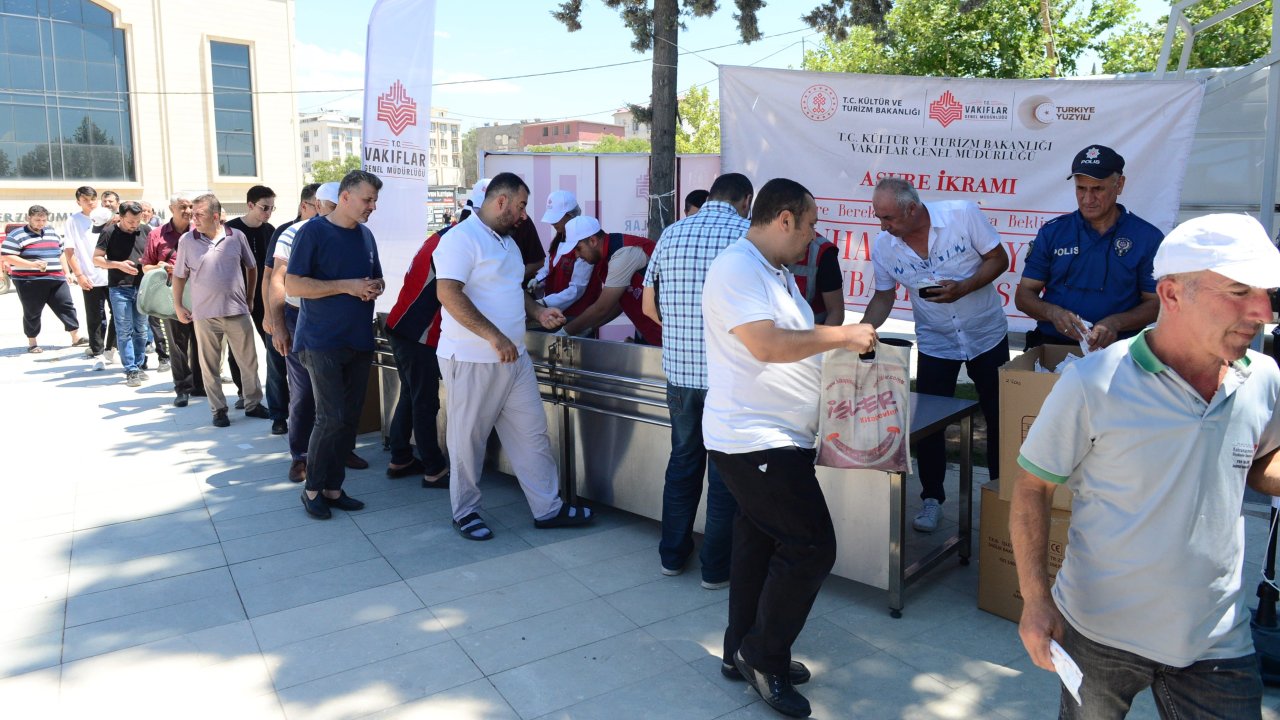 Kahramanmaraş’ta Binlerce Kişiye Aşure dağıtıldı!