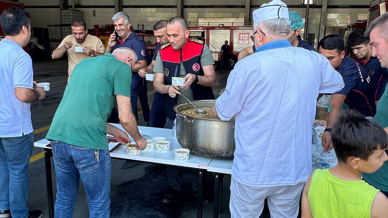 Kahramanmaraş itfaiyesi aşure dağıttı!