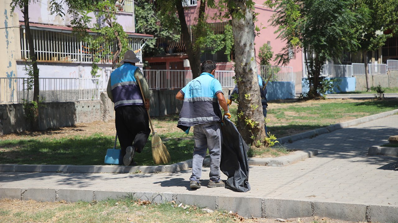 Dulkadiroğlu Belediyesi'nden Namık Kemal Mahallesi parklarına özel temizlik çalışması