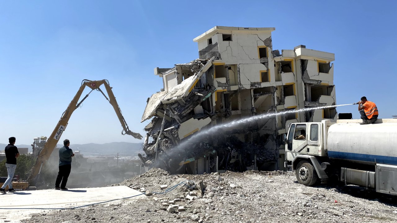 Kahramanmaraş'ta ağır hasarlı binaların yıkımı sürüyor!