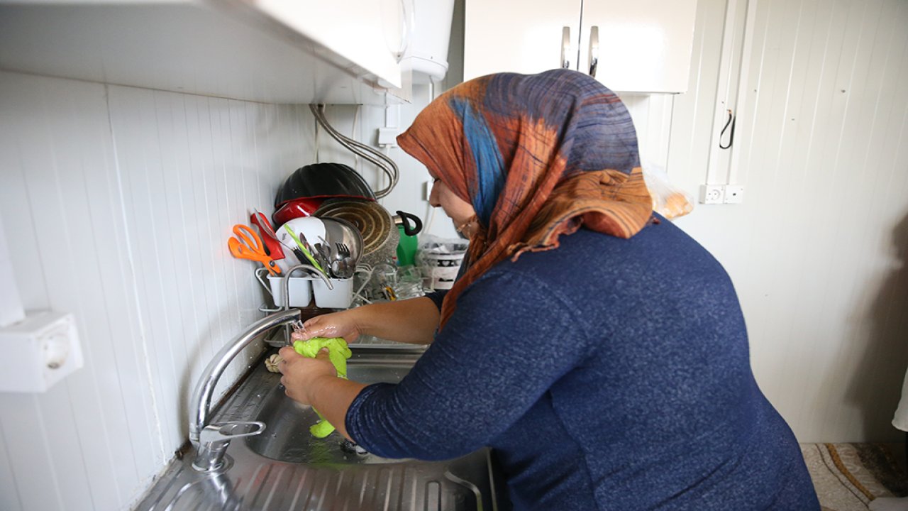 Kızılay deprem bölgesinde 3 bin 800 hanenin içme suyu ihtiyacını karşılıyor!