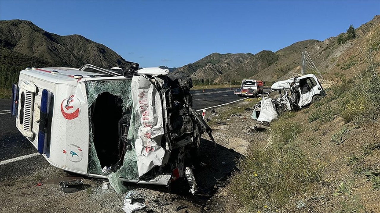 Ambulans ile hafif ticari aracın çarpışması sonucu 4 kişi hayatını kaybetti!