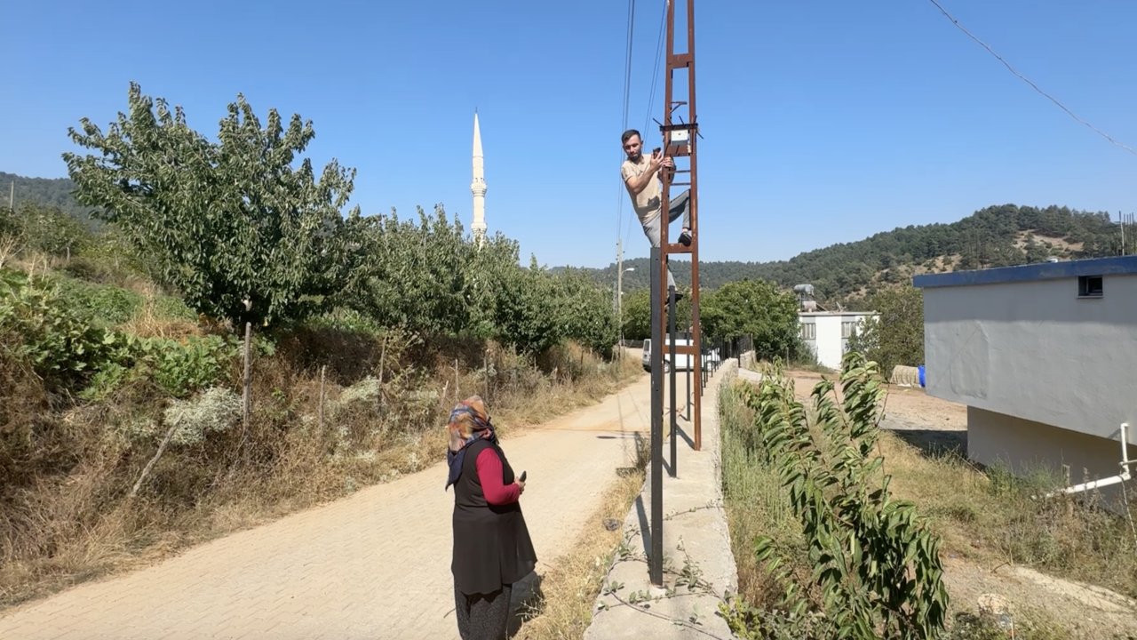 Kahramanmaraş’ta telefon çilesi! Konuşmak için direğe tırmanıyorlar!