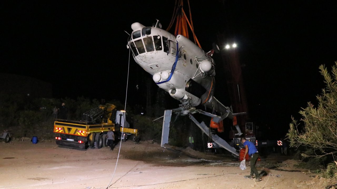 Göle düşen helikopter sudan çıkarıldı!