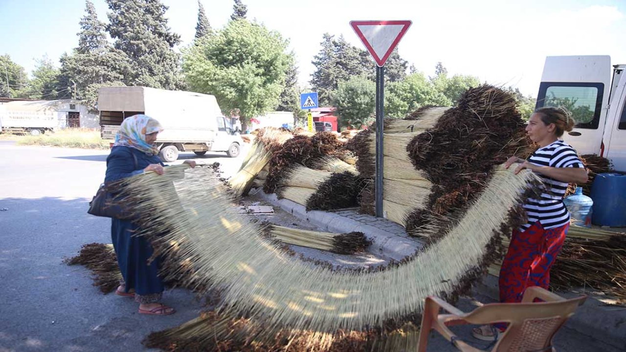 Göletlerden topladıkları kamışları örüp Kahramanmaraş’ta satıyorlar!