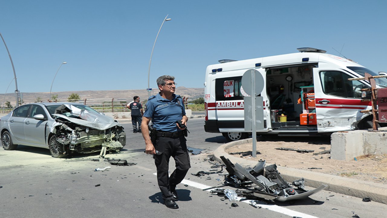 Ambulans ile otomobilin çarpışması sonucu 6 kişi yaralandı