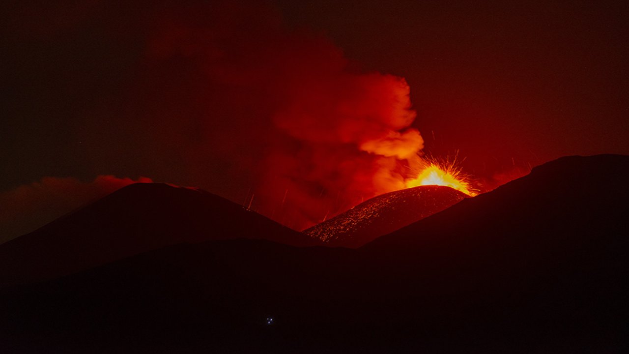 Etna Yanardağı harekete geçti!