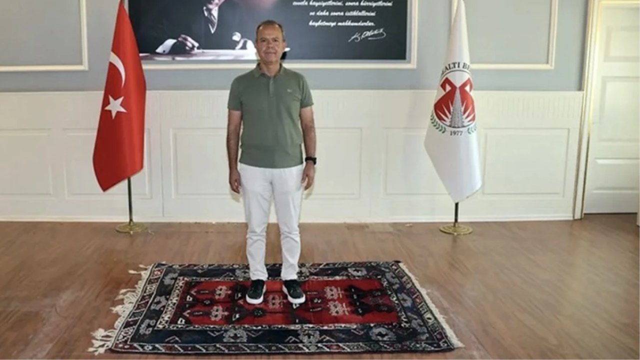 Geriye bir tek kilim kaldı! CHP'li Belediye Başkanı'nın makam odasına haciz!