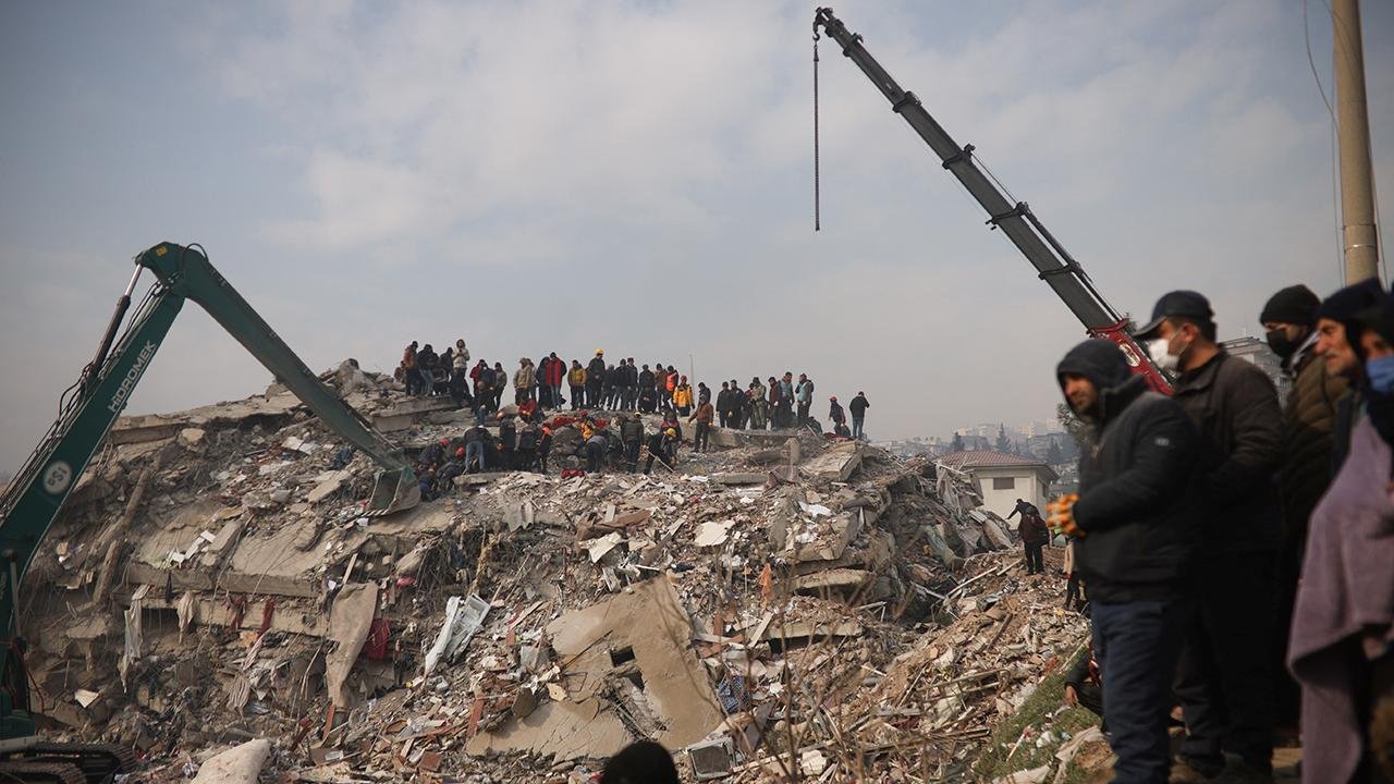 Kahramanmaraş'ta 150 kişiye mezar olan sitenin müteahhidi yakalandı!