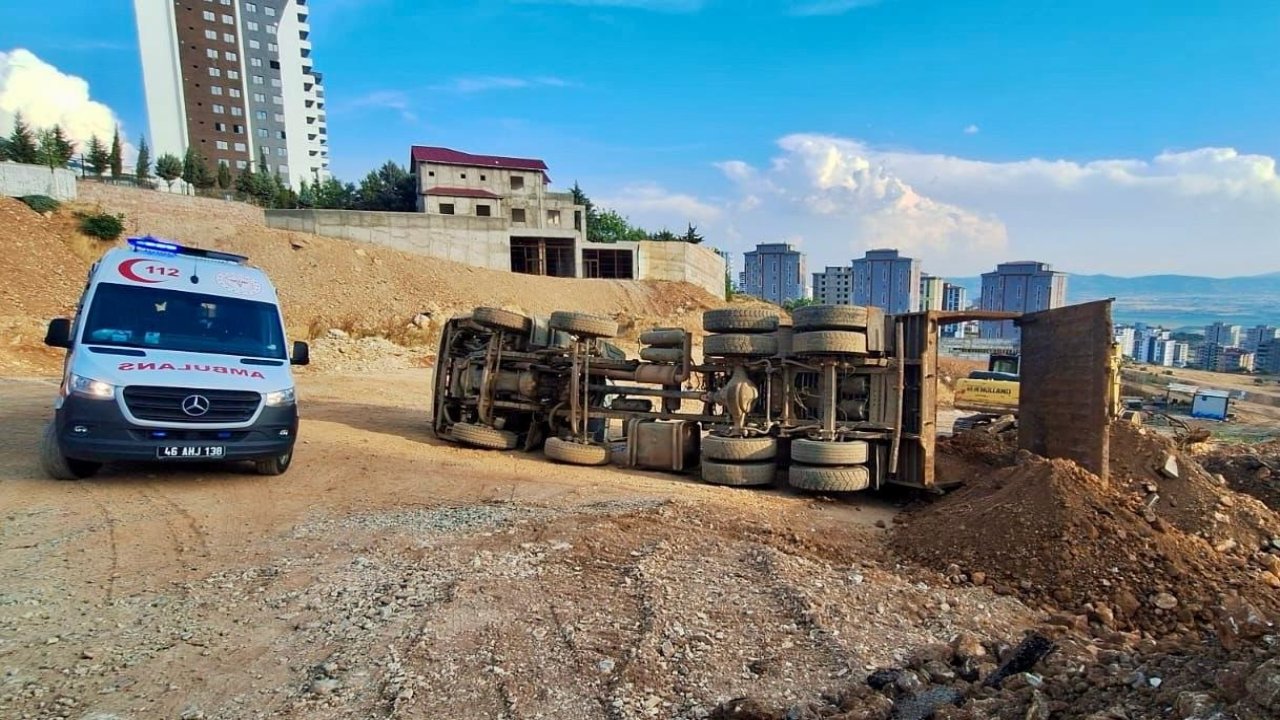 Kahramanmaraş’ta hafriyat yüklü kamyon devrildi!