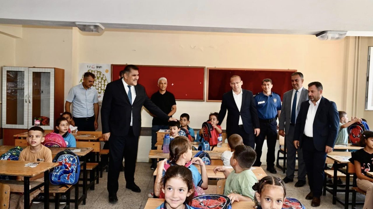 Kahramanmaraş'ta Türkoğlu belediyesinden öğrencilere okul hediyesi!