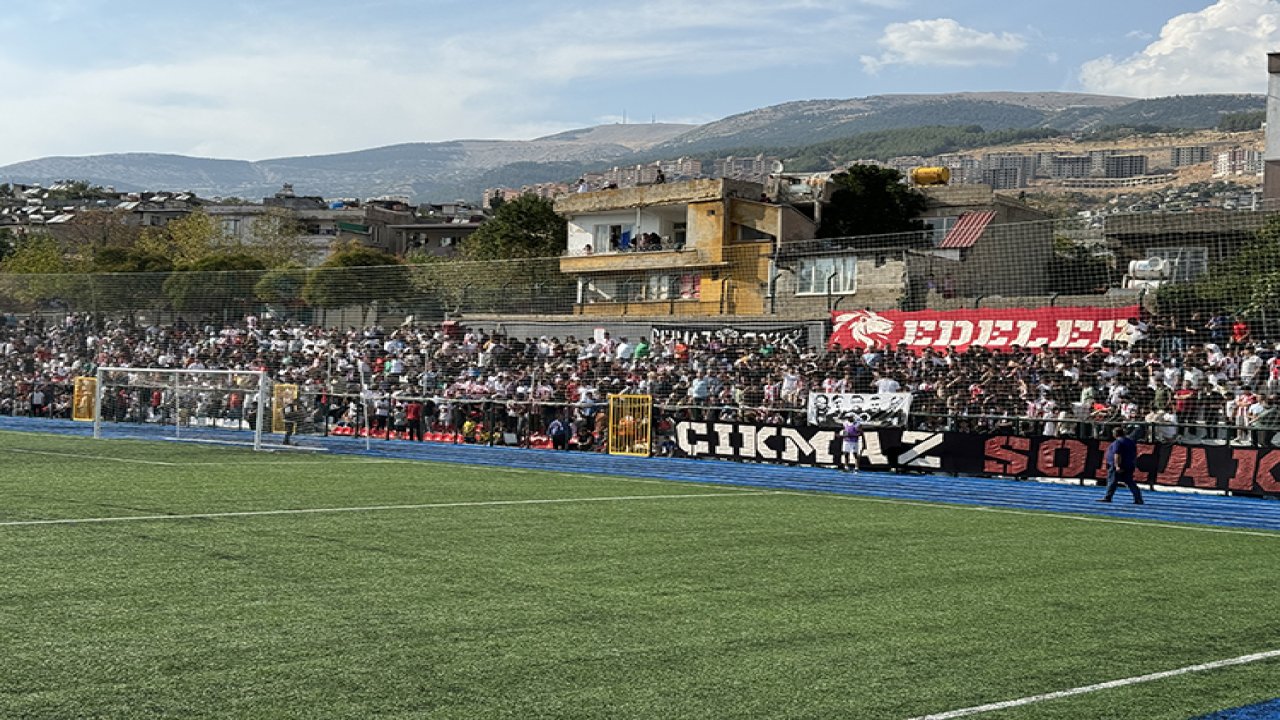 Depremde futbolcu çocuklarını kaybeden Kahramanmaraşlı aileler, ilk maçta takımı yalnız bırakmadı!