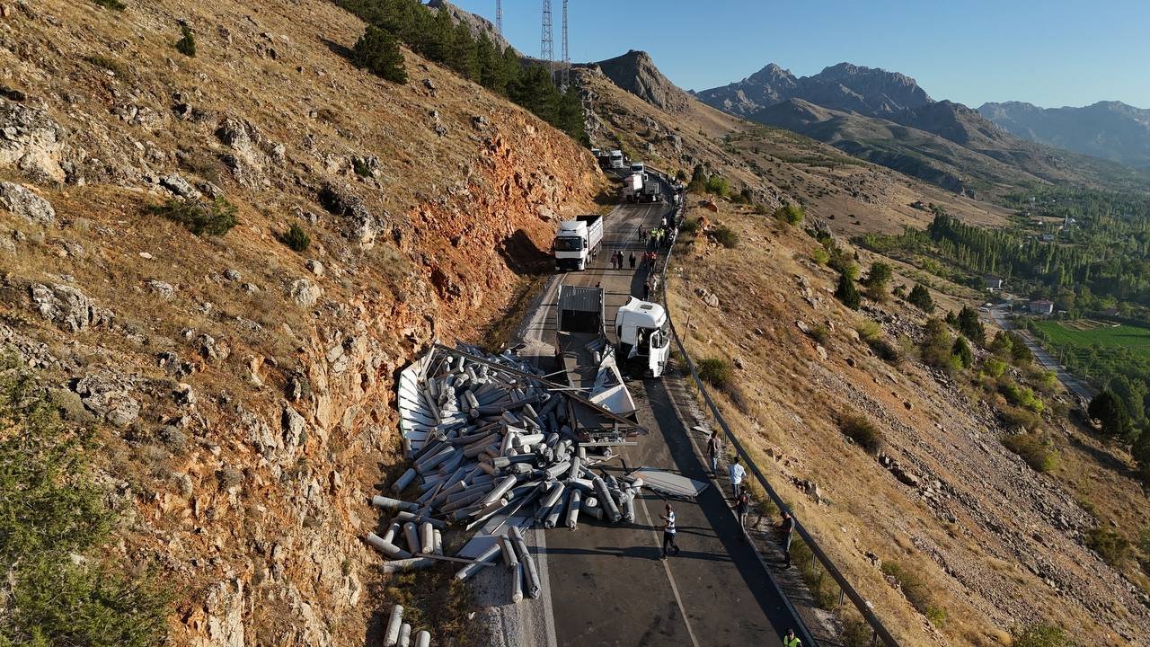 Kahramanmaraş'ta tırın devrilmesi sonucu yol trafiğe kapandı!