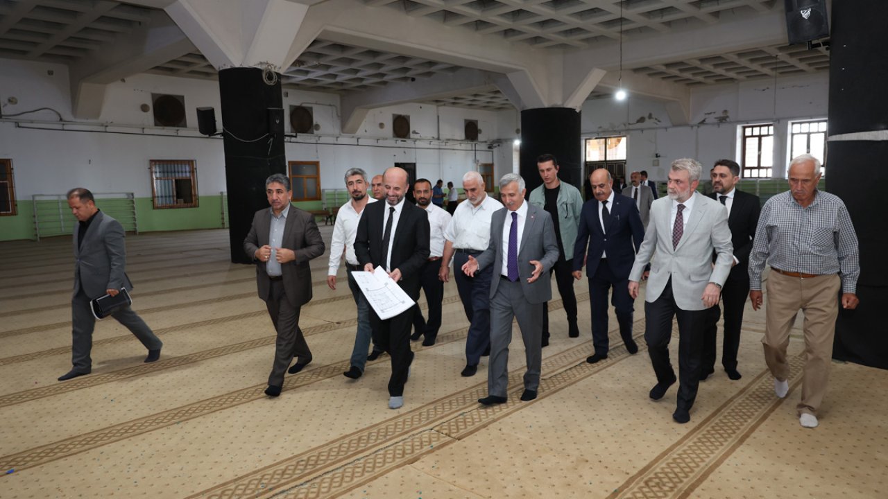 Vali Ünlüer, Abdulhamithan Camii’nde Yapılması Planlanan Gençlik Merkezini inceledi