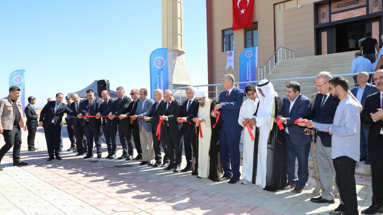 İstiklal Üniversitesi Hz. Ömer Camii İbadete Açıldı