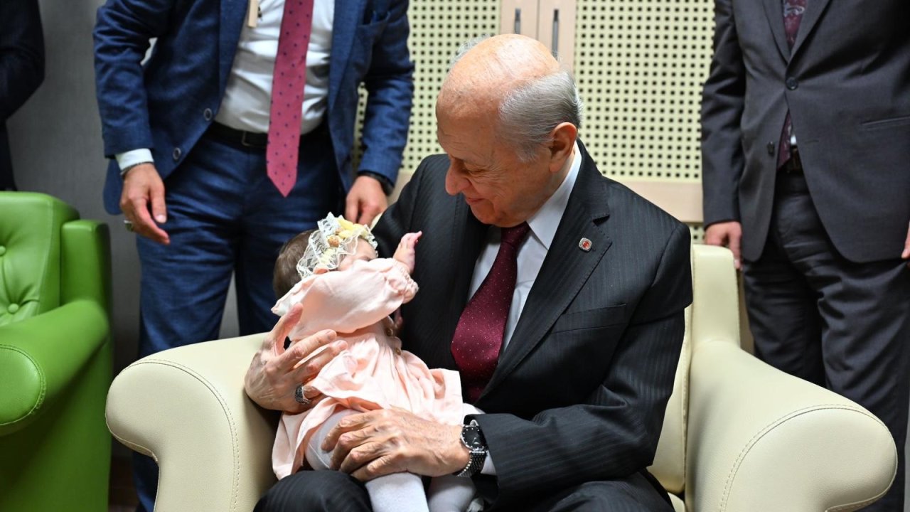 Bahçeli Kahramanmaraşlı ‘Umay’ bebeği sevdi!