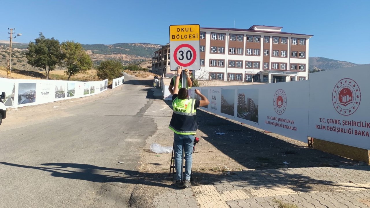 Kahramanmaraş’ta yollara trafik levhaları takıldı!