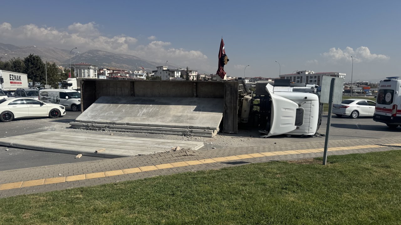 Kahramanmaraş'ta beton blok yüklü tır devrildi!