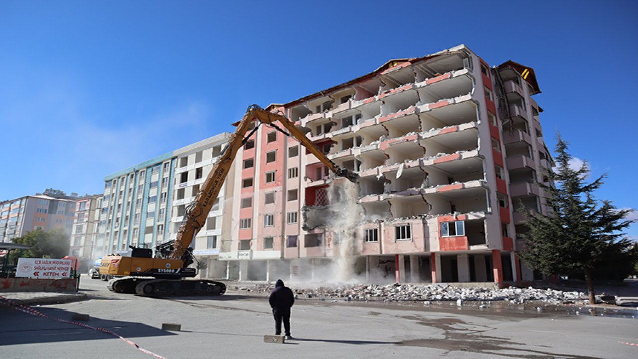 Depremin 20’nci ayında Kahramanmaraş’ta bina yıkımı devam ediyor!