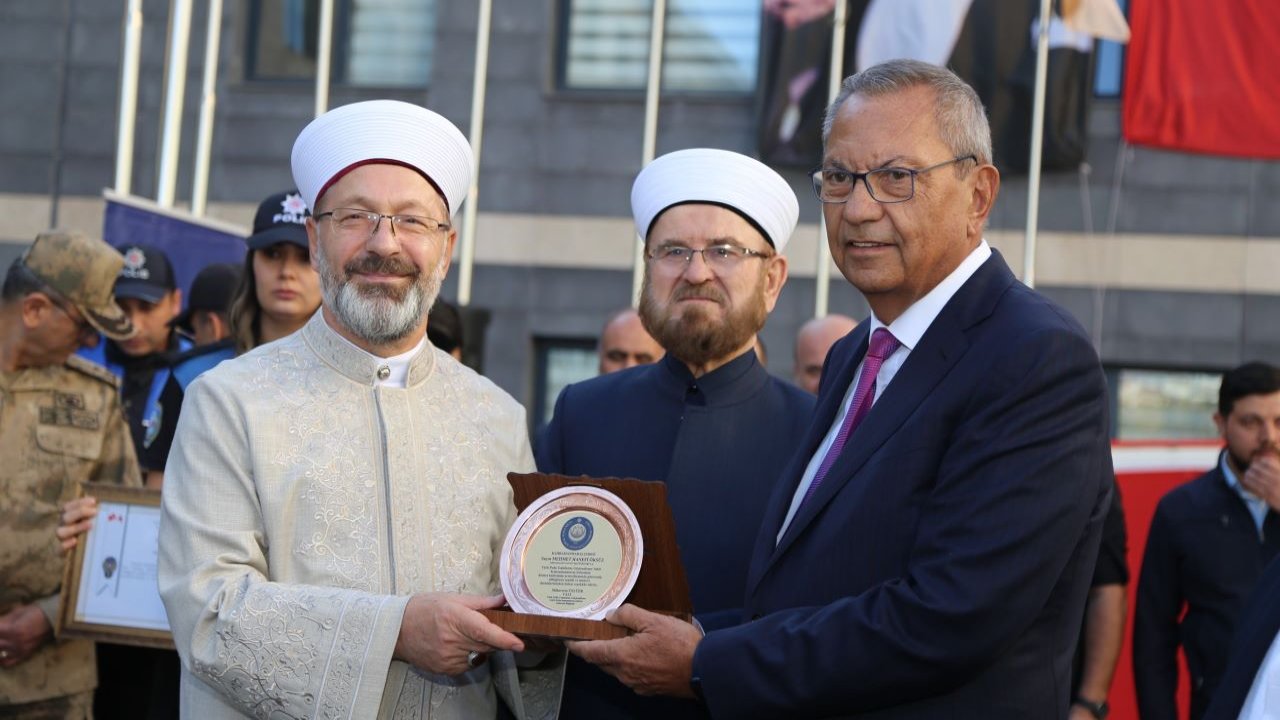 Kipaş Holding Yönetim Kurulu Başkanı Hanefi Öksüz'e Teşekkür Plaketi