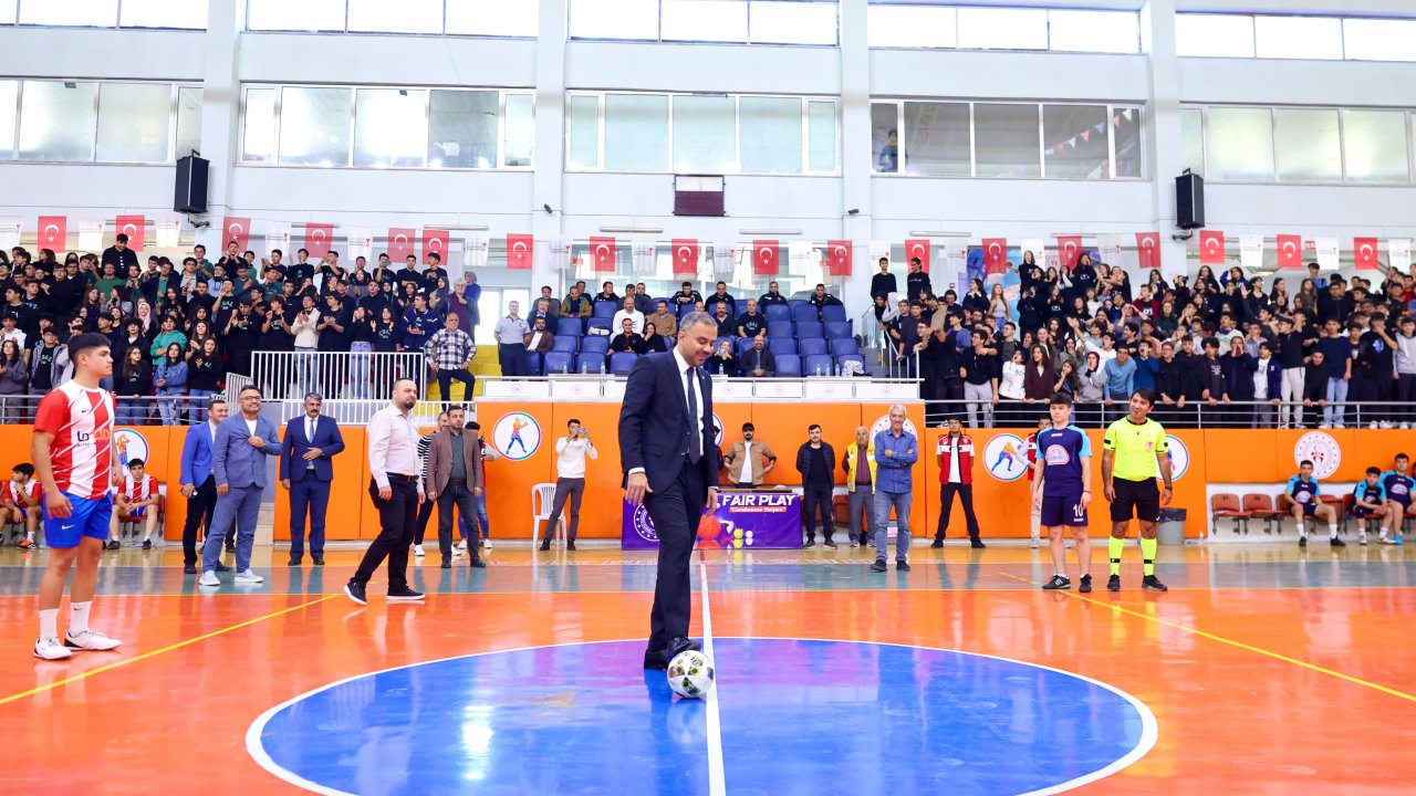 Başkan Toptaş, Cumhuriyet Spor Şöleni futsal finalini izledi!