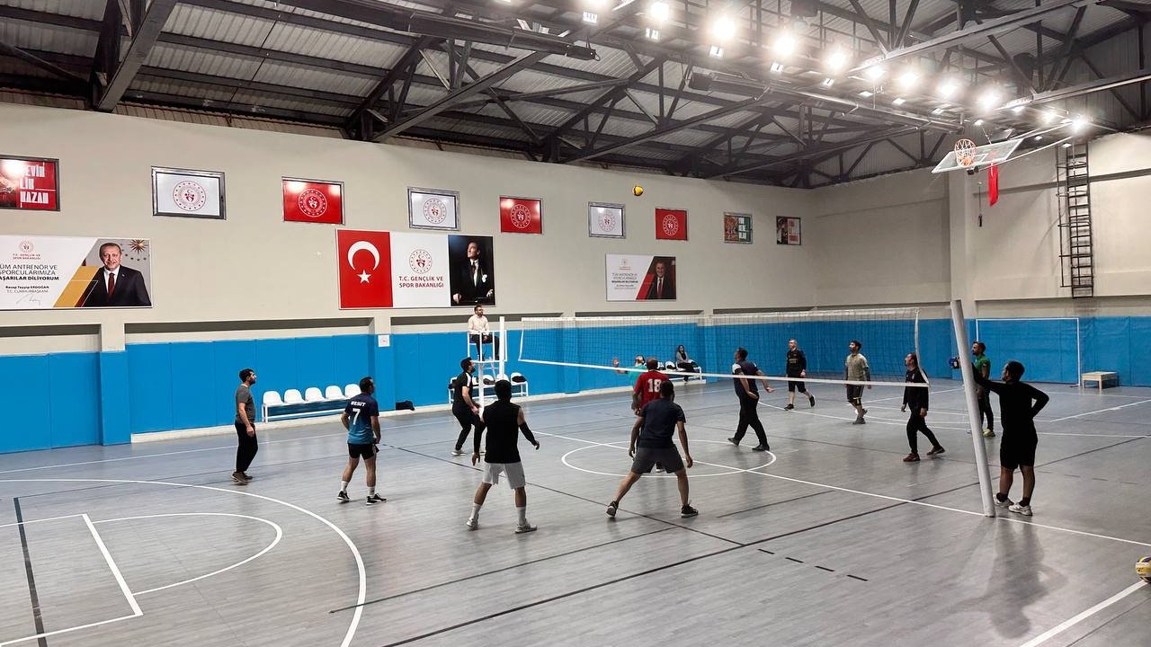 Kahramanmaraş'ta Öğretmenler Günü voleybol turnuvası başladı