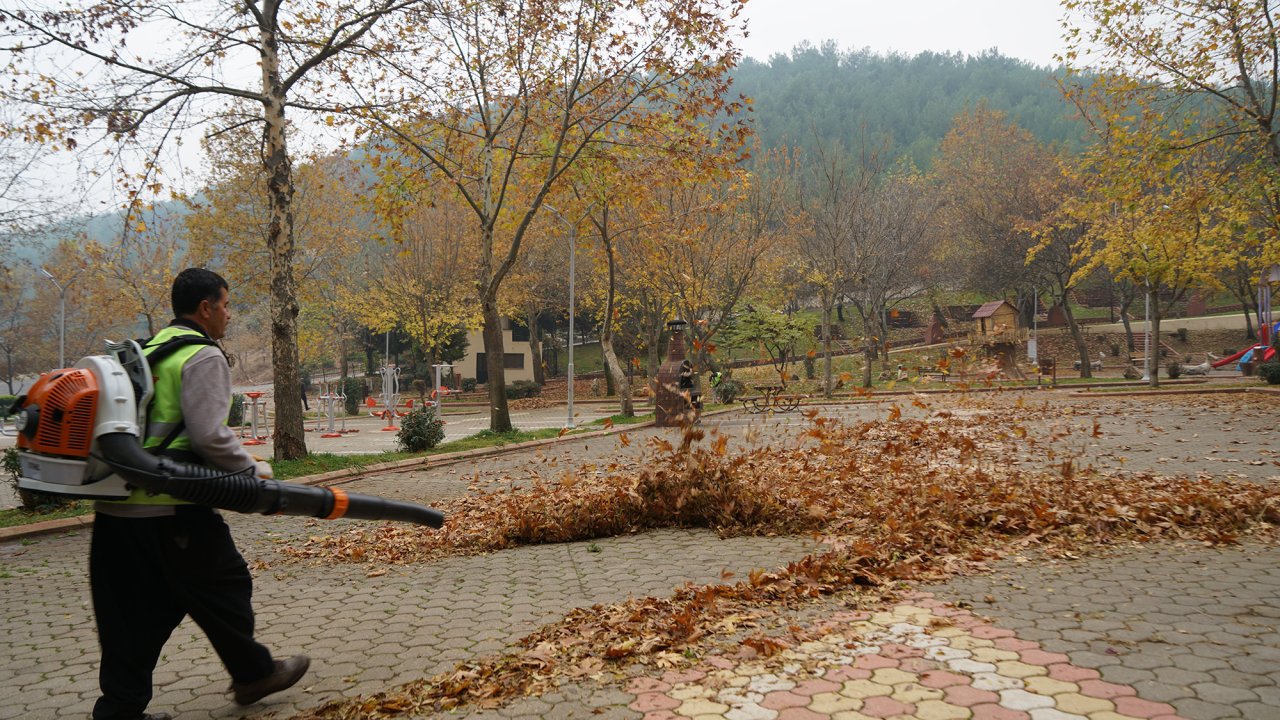 Kahramanmaraş Büyükşehir’den parklarda temizlik seferberliği!