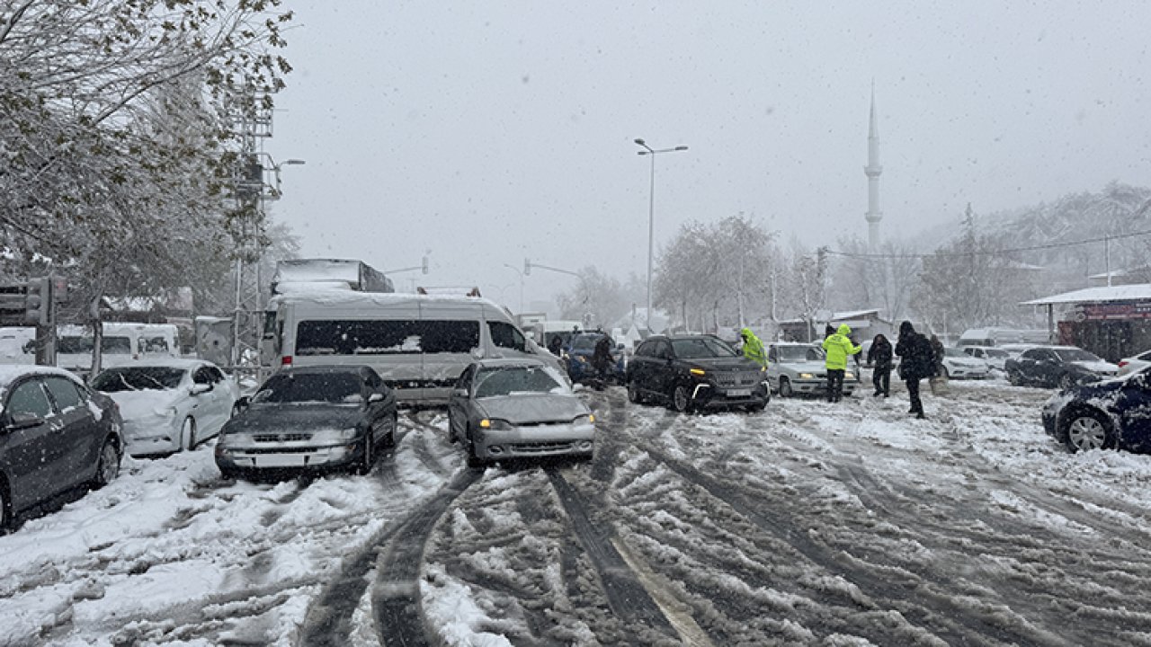 Kahramanmaraş’ta Kayseri yolu kapandı! “Valilik, zorunlu olmadıkça dışları çıkmayın”