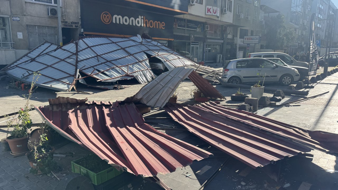 Kahramanmaraş'ta kopan çatının bir kişinin üzerine düşmesi kamerada!