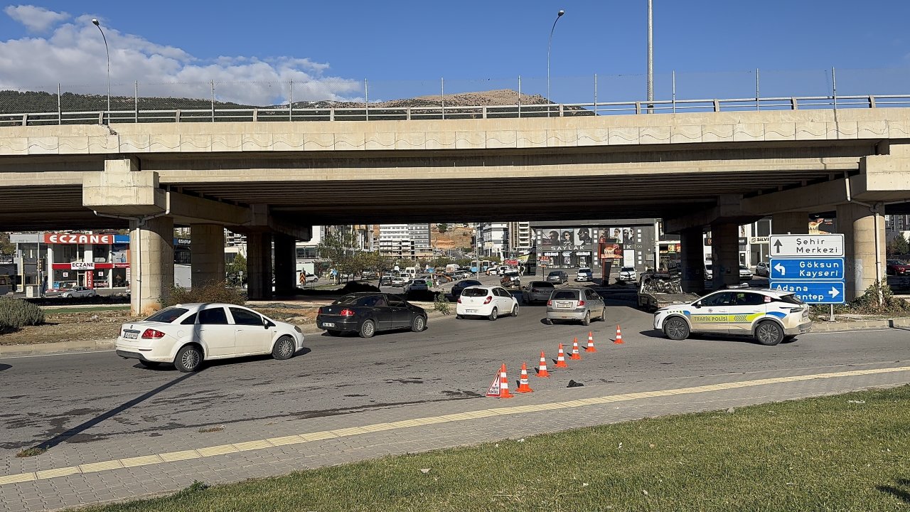 Kahramanmaraş'ta fırtınada kopan elektrik kabloları yolu trafiğe kapattı!