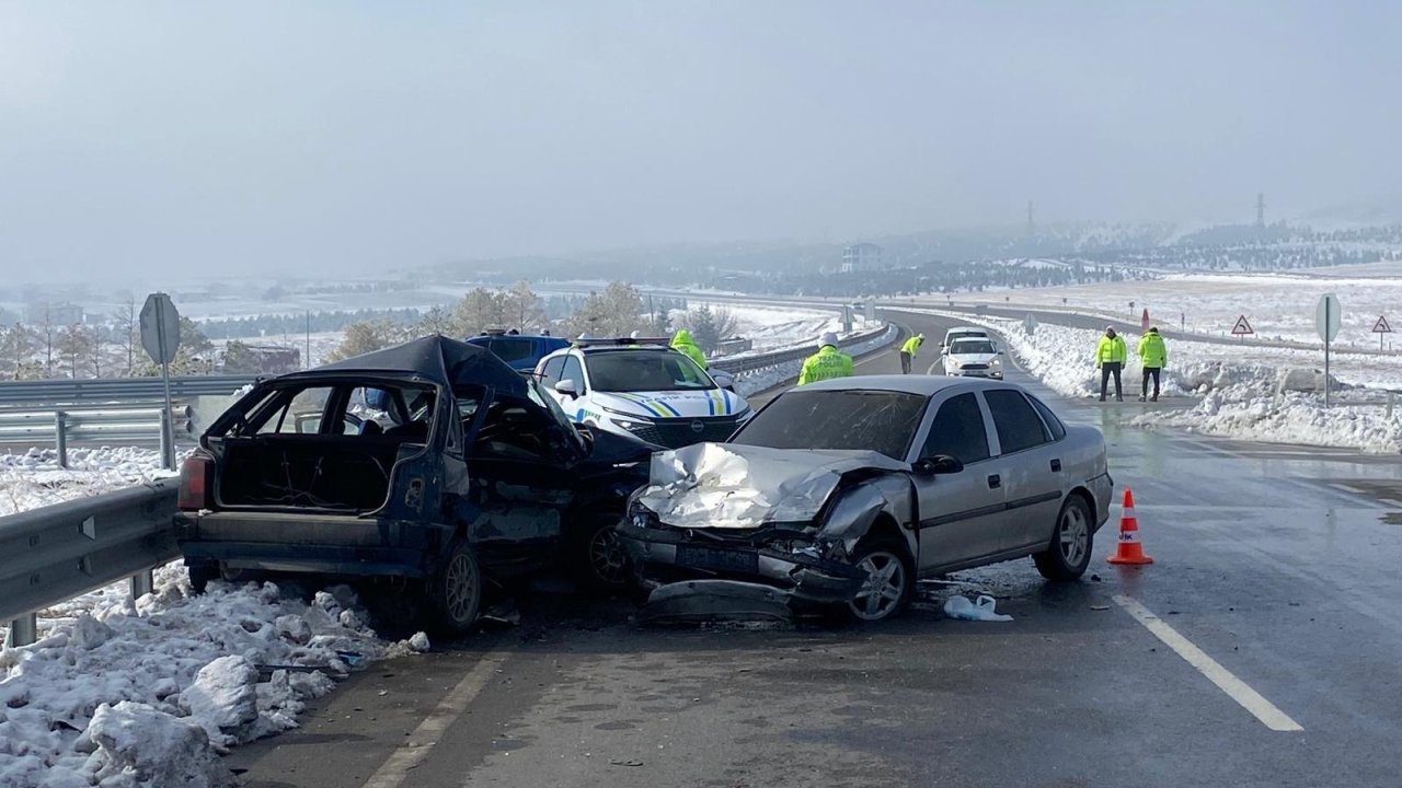 Kahramanmaraş’ta otomobiller çarpıştı: Ölü ve yaralılar var!