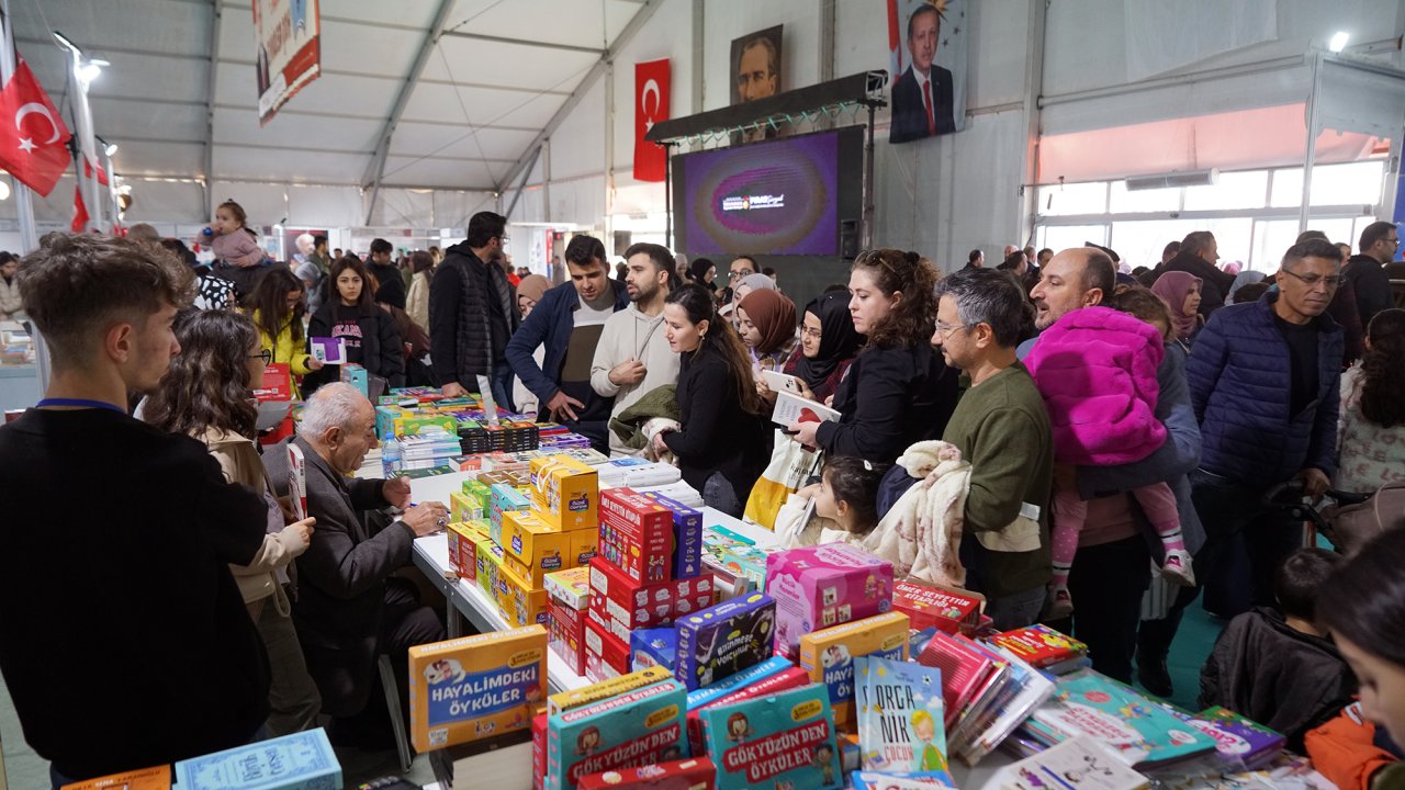 9. Uluslararası Kitap Fuarını binlerce kişi ziyaret etti!