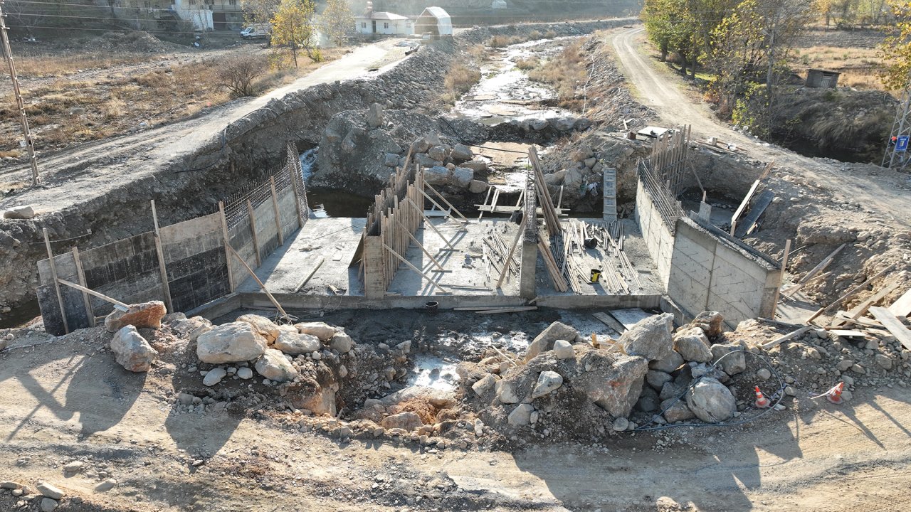 Büyükşehir, Yeni Köprü Menfezle Dadağlı’nın Ulaşımını İyileştiriyor!