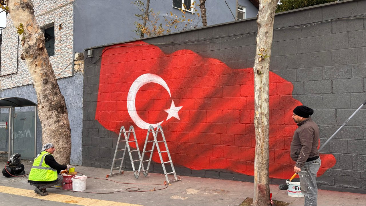 Kahramanmaraş’ta çirkin yazılar yerini Türk Bayrağına bıraktı!